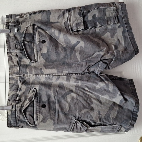 Levi's Gray Cargo Shorts with Camouflage Pattern Size 36 - Picture 3 of 3
